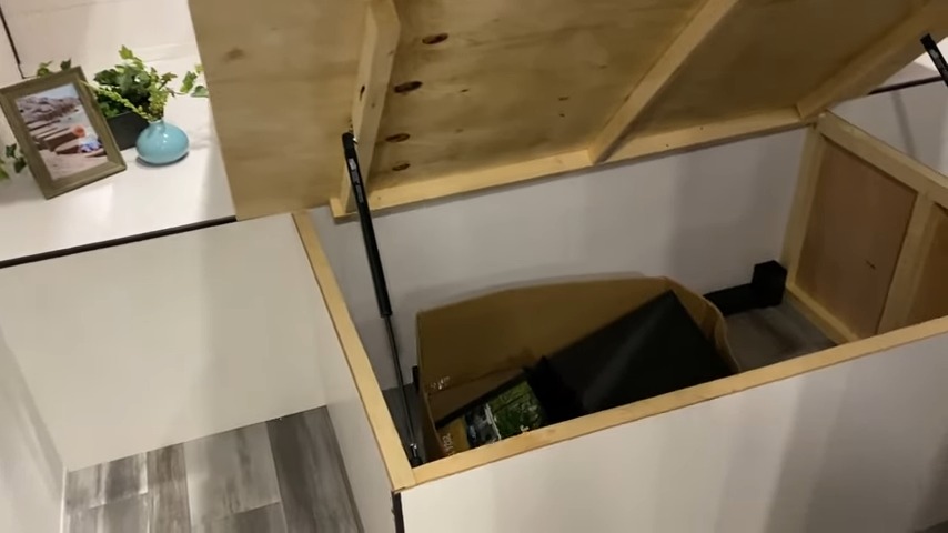 2024 Jay Flight 240RBS bedroom