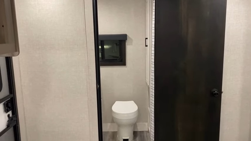 2024 Jay Flight 240RBS bathroom