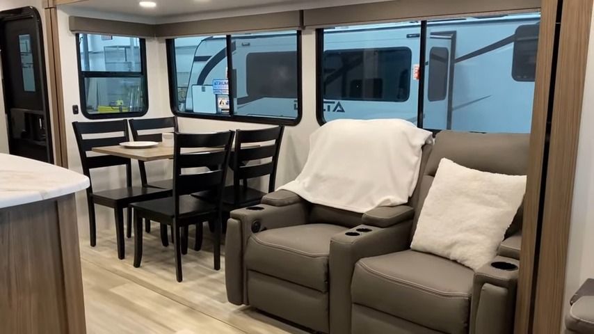 2024 Delta 202RL living