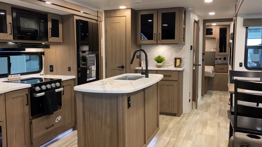 2024 Delta 202RL kitchen