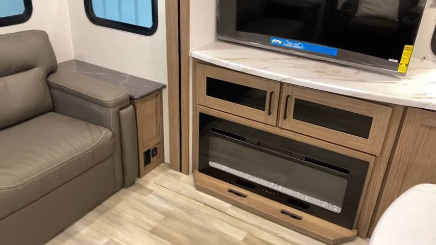 2024 Delta 202RL living