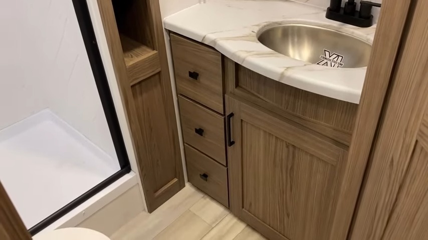 2024 Delta 202RL bathroomv