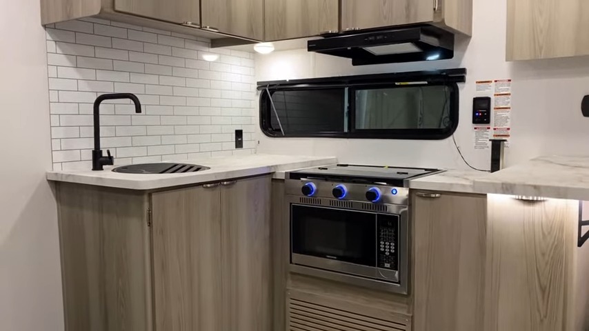 2024 FSX 275VC kitchen