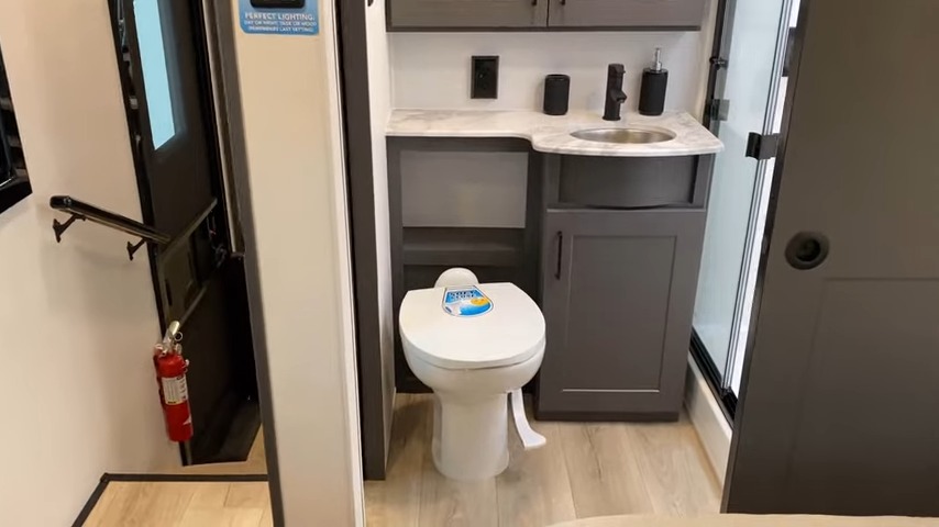 2024 Valor 44v14 bathroom
