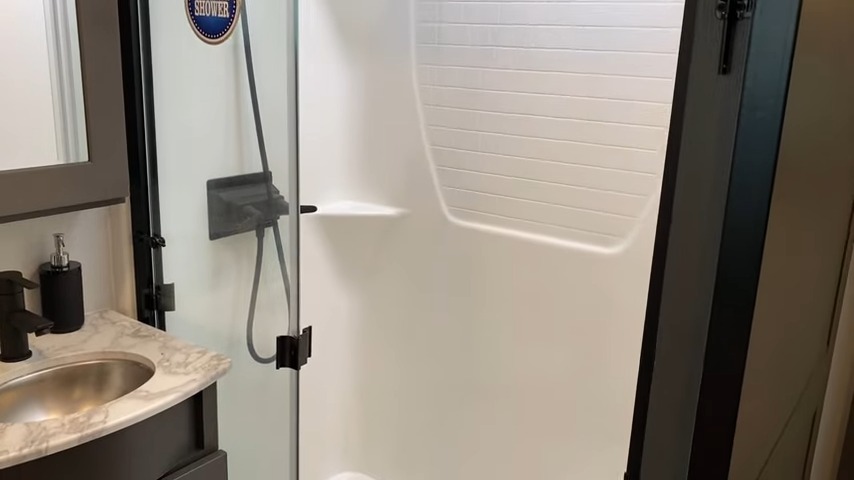 2024 Valor 44v14 bathroom