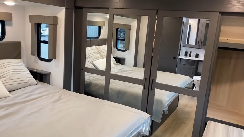 2024 Valor 44v14 bedroom