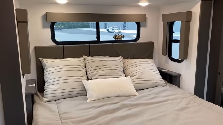 2024 Valor 44v14 bedroom