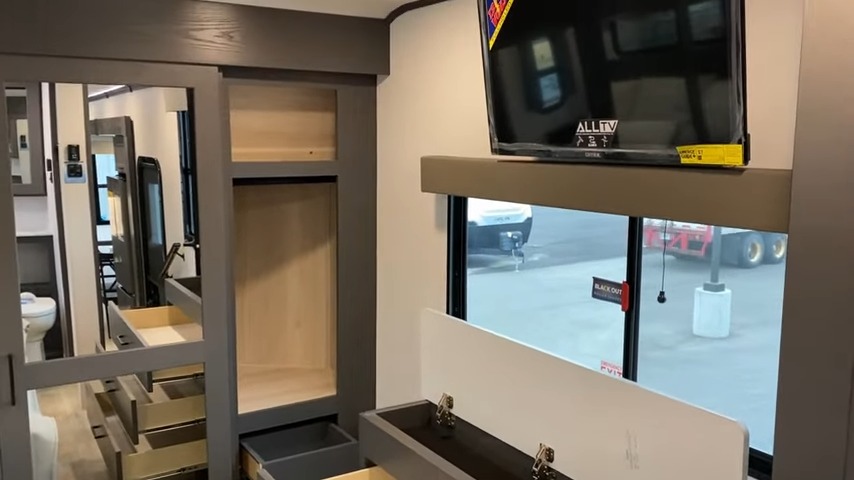 2024 Valor 44v14 bedroom