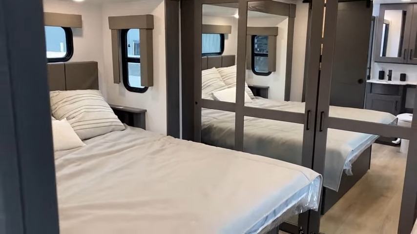 2024 Valor 44v14 bedroom