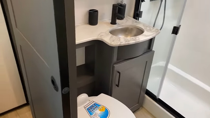 2024 Valor 44v14 bathroom