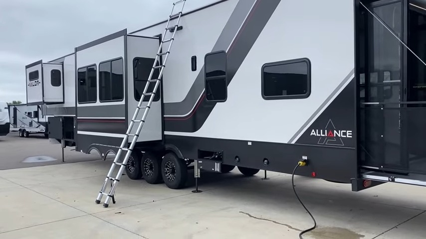 2024 Valor 44v14 exterior