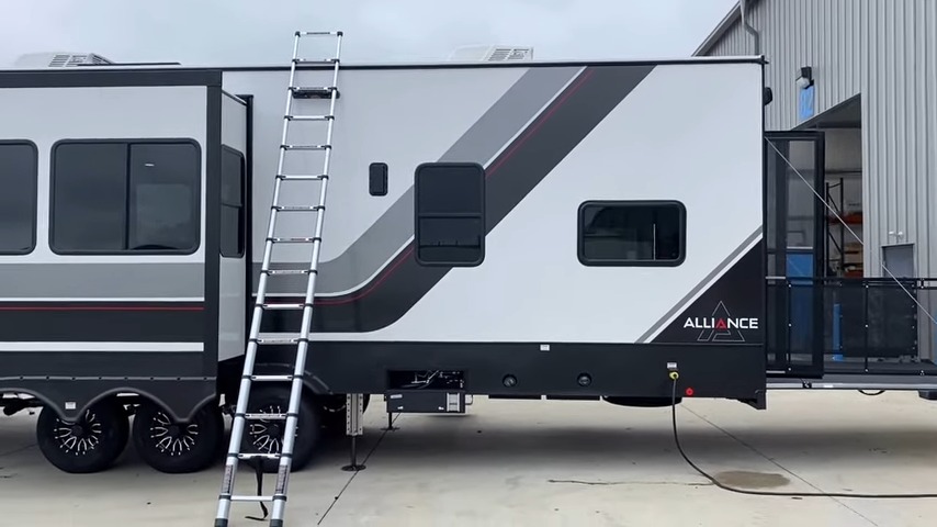 2024 Valor 44v14 exterior