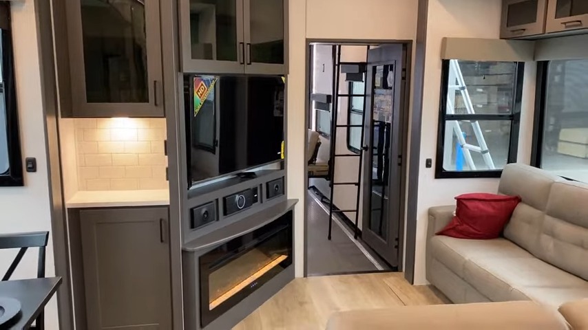 2024 Valor 44v14 living