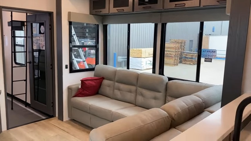 2024 Valor 44v14 living