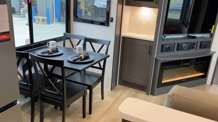 2024 Valor 44v14 living