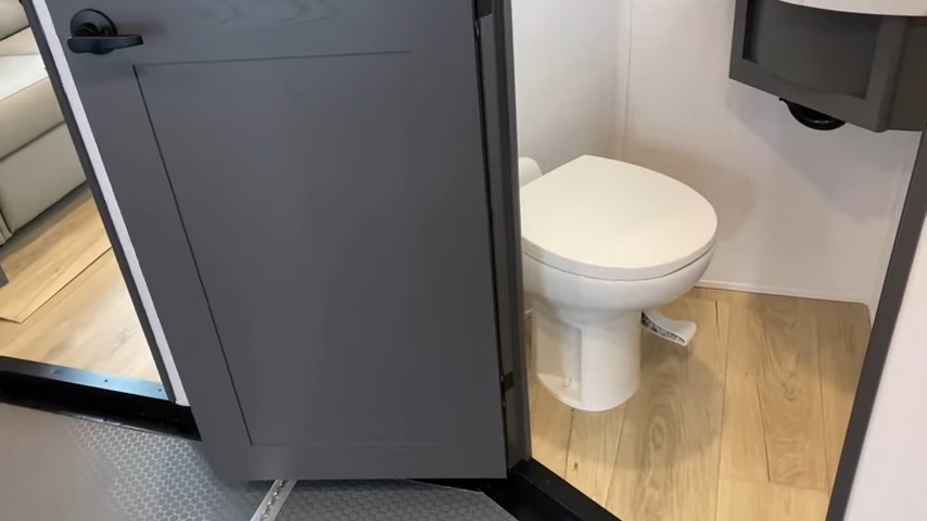 2024 Valor 44v14 half bath