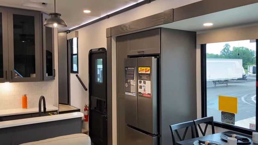 2024 Valor 44v14 kitchen