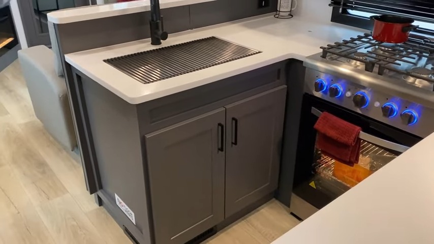 2024 Valor 44v14 kitchen