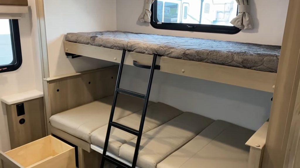 2024 Rockwood 2616BH living