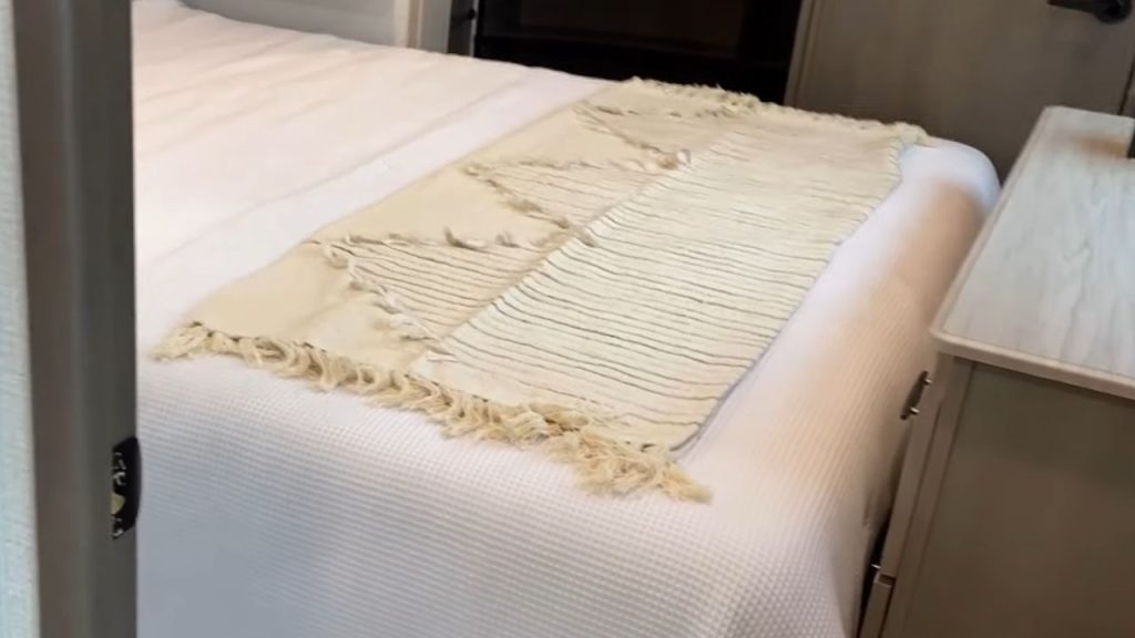 2024 Influence 3803GK road mode