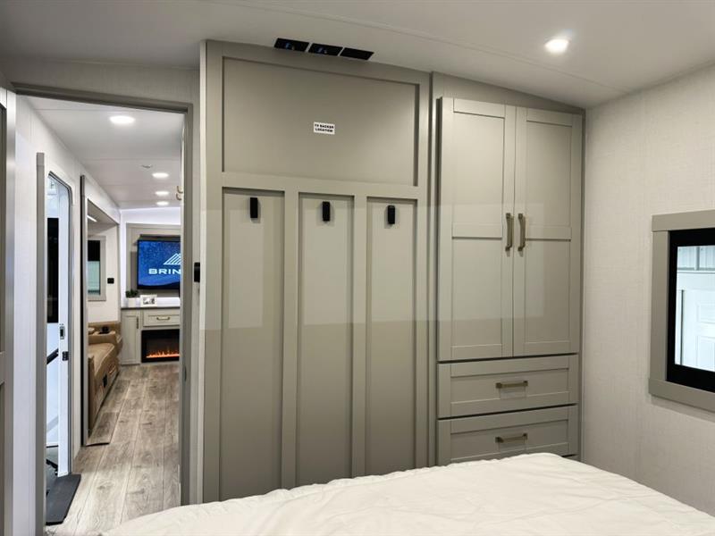 2025 Model Z Air 295 bedroom