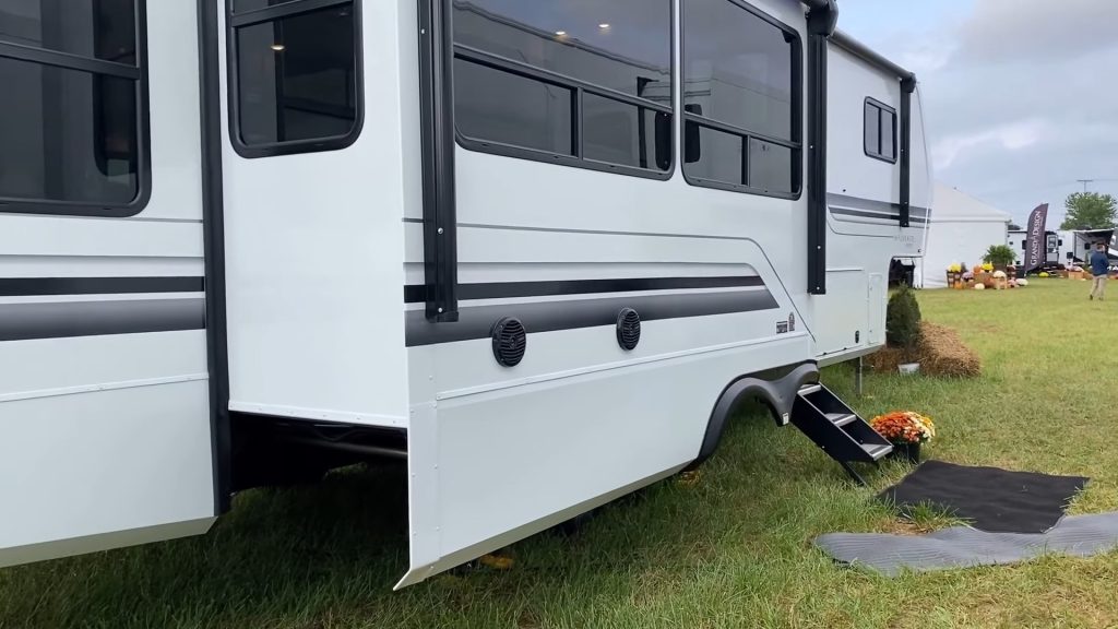 2024 Influence 3803GK exterior