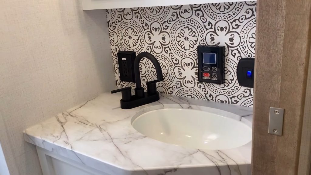 2024 Arcadia 27SBH bathroom