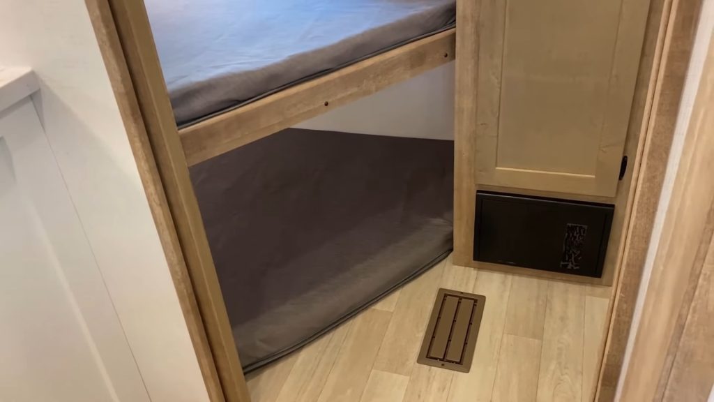 2024 Arcadia 27SBH living