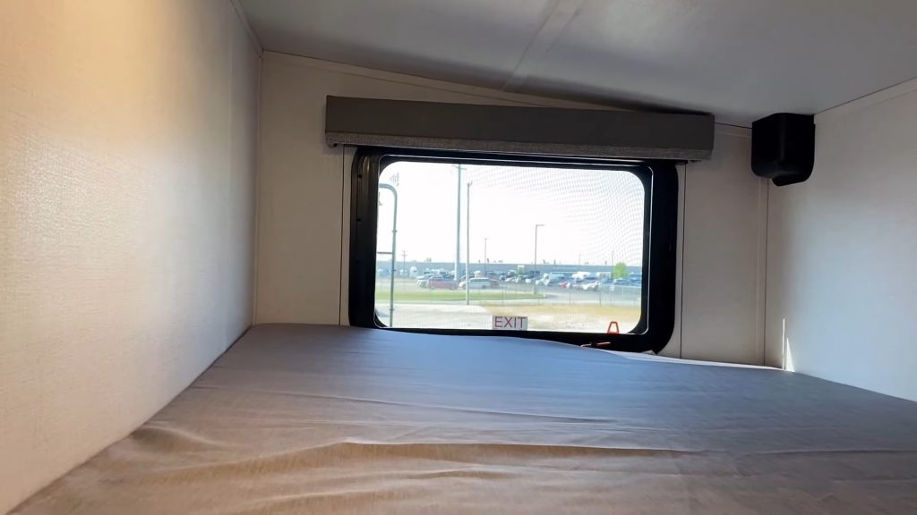 2024 Arcadia 27SBH living