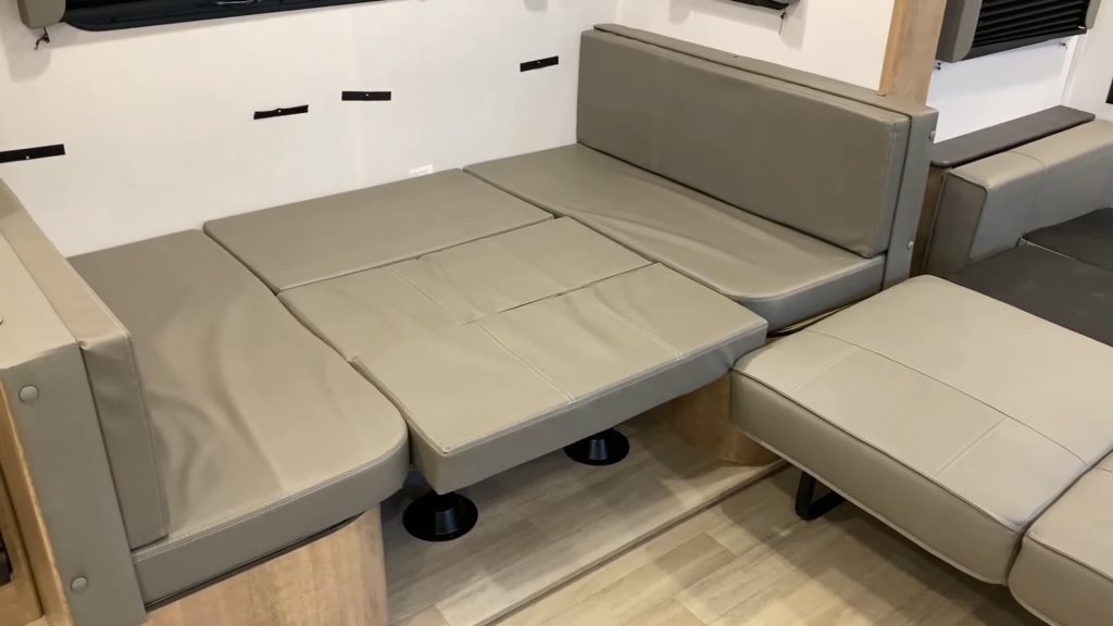 2024 Arcadia 27SBH living