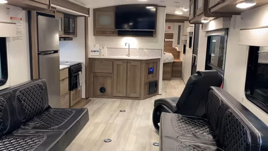 MPG 2700TH Living area