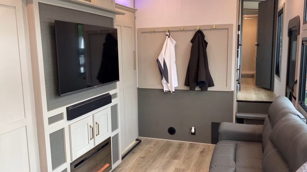 2024 Heritage Glen 320View living