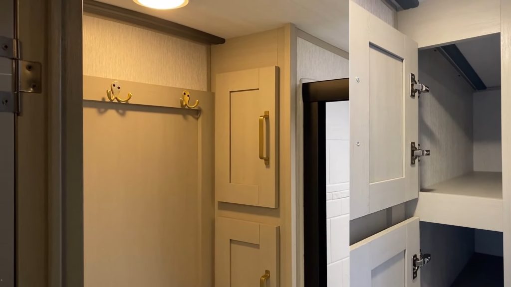 2024 Heritage Glen 320View bathroom