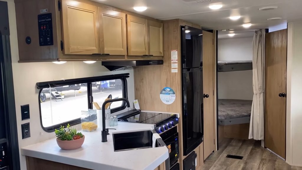 2024 Wolf Den 262DBH kitchen