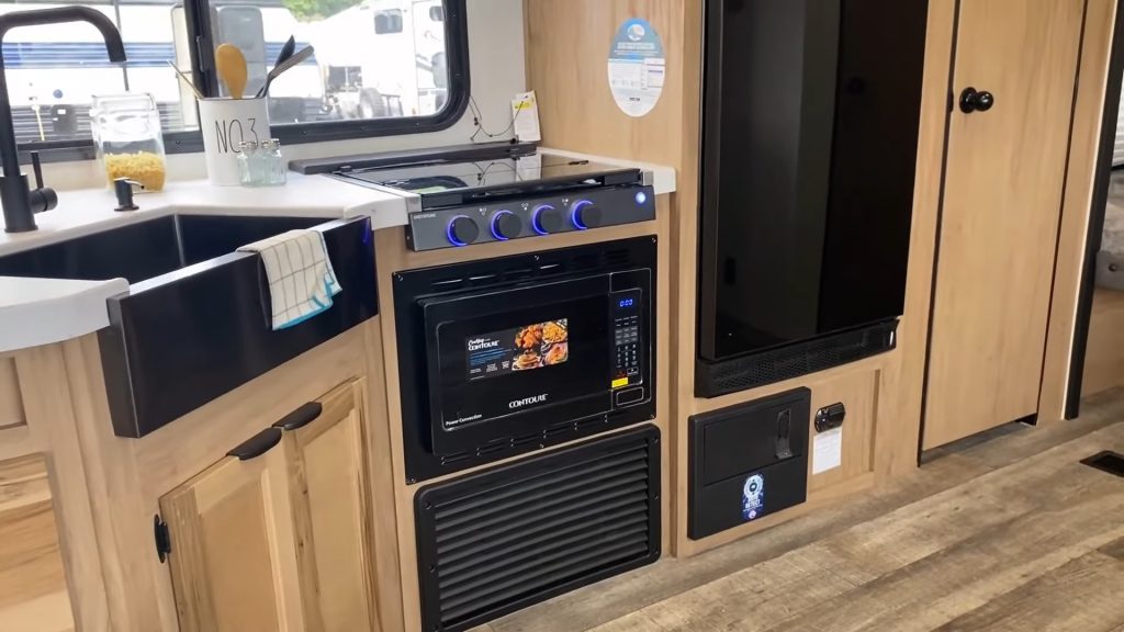 2024 Wolf Den 262DBH kitchen