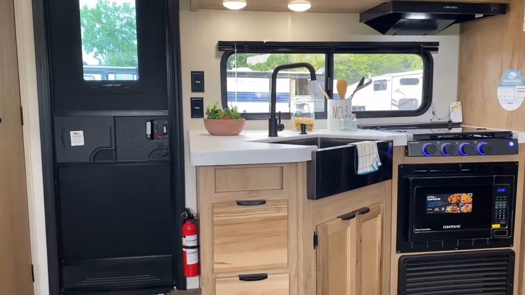 2024 Wolf Den 262DBH kitchen