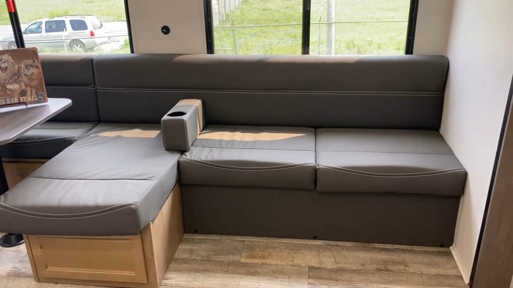 2024 Wolf Den 262DBH living