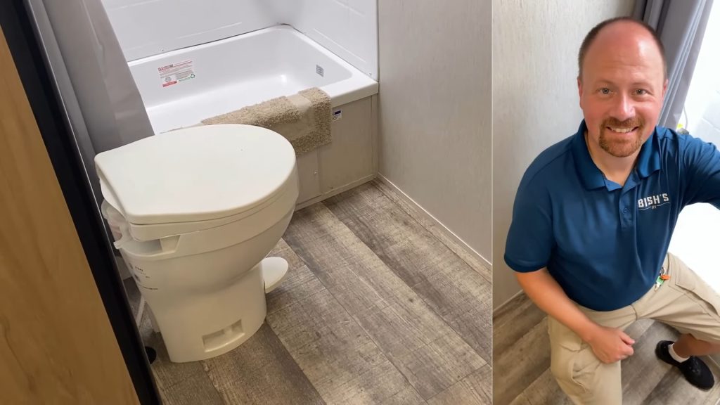 2024 Wolf Den 262DBH bathroom