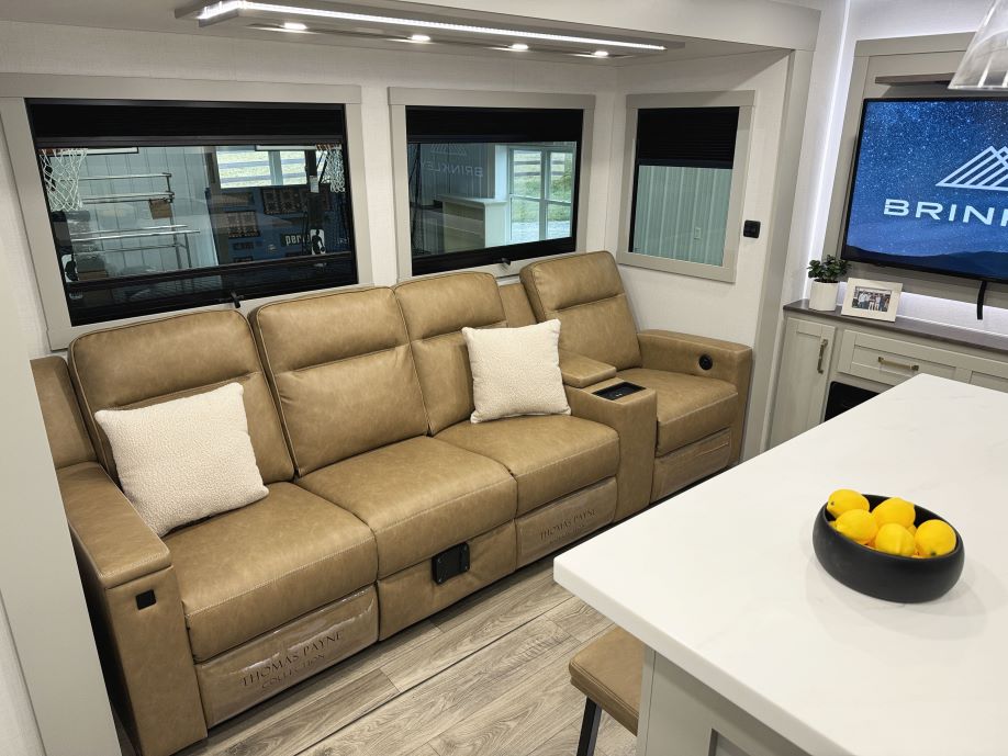 2025 Model Z Air 295 living