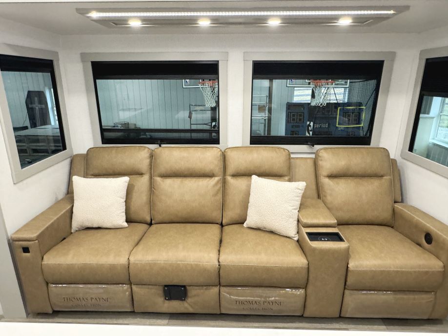 2025 Model Z Air 295 living