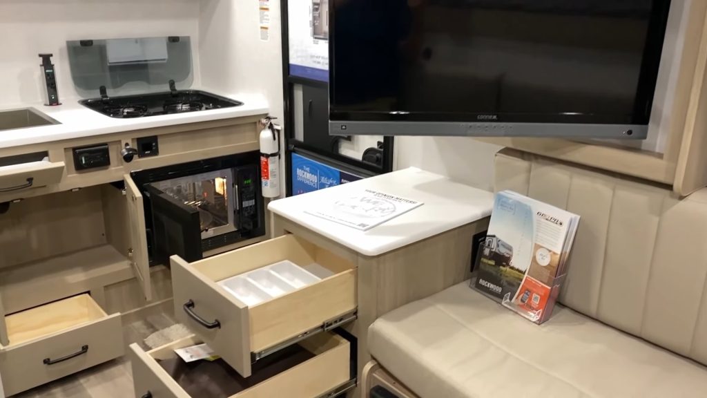 2024 Rockwood Geo Pro G15RD living