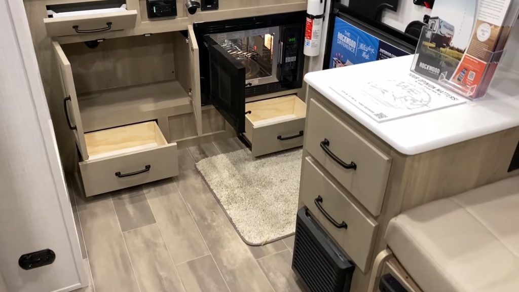 2024 Rockwood Geo Pro G15RD living