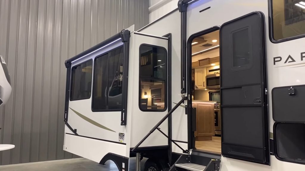 2024 Paradigm 380MP exterior