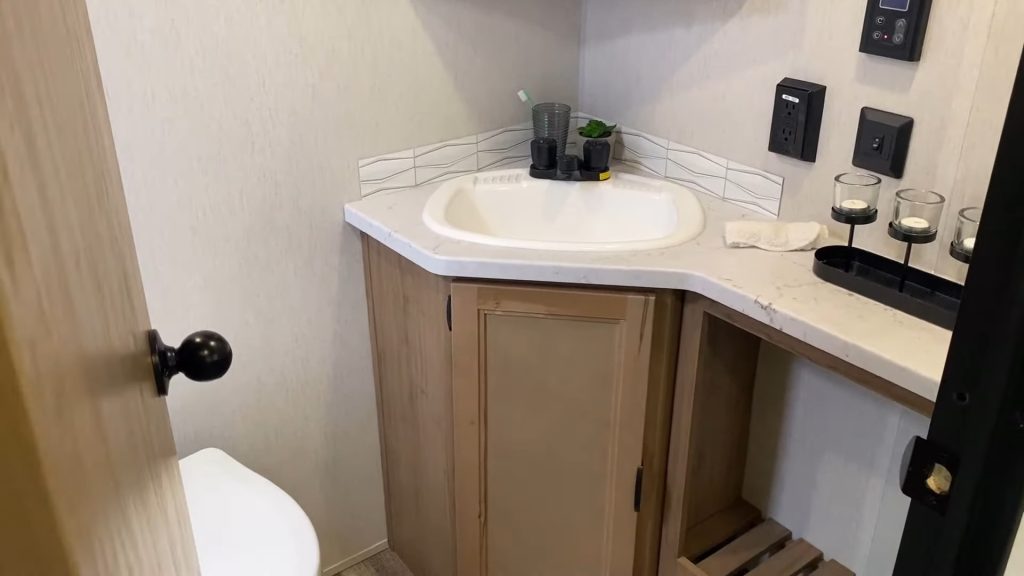 2024 Grey Wolf 26LK bathroom