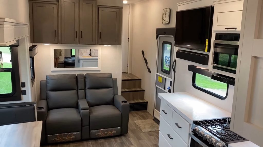 2024 Eagle 29DDB living