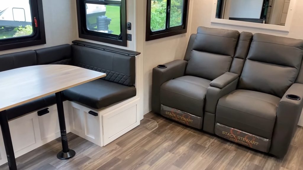 2024 Eagle 29DDB living