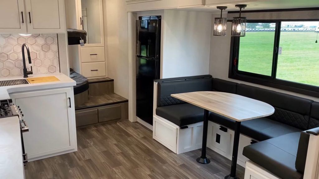 2024 Eagle 29DDB living