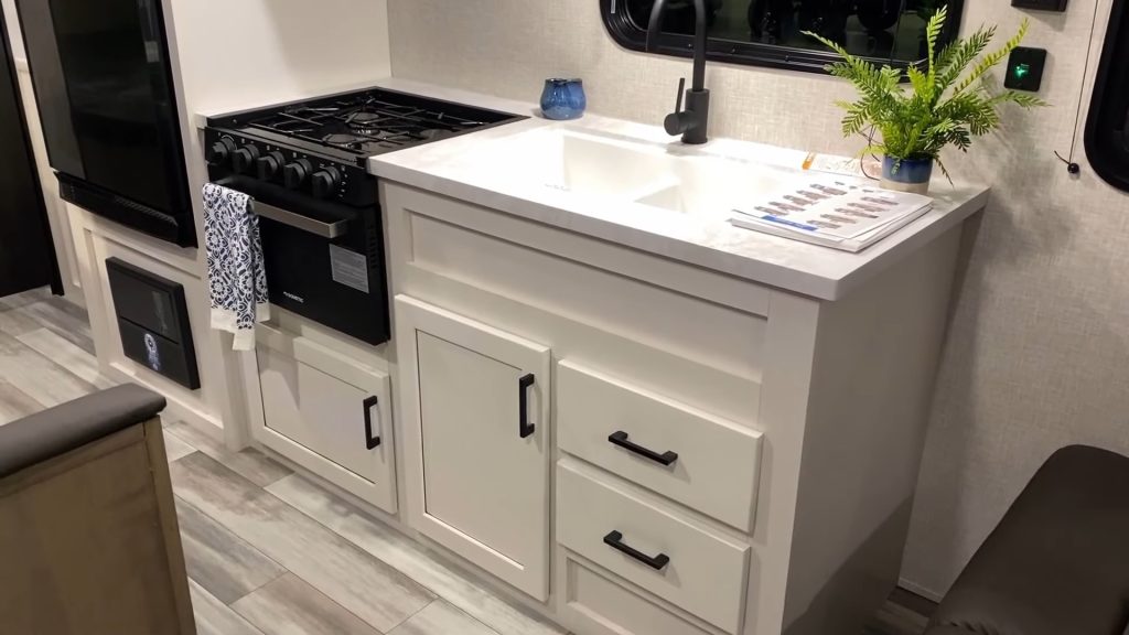 2024 Jay Flight SLX 260BH storage