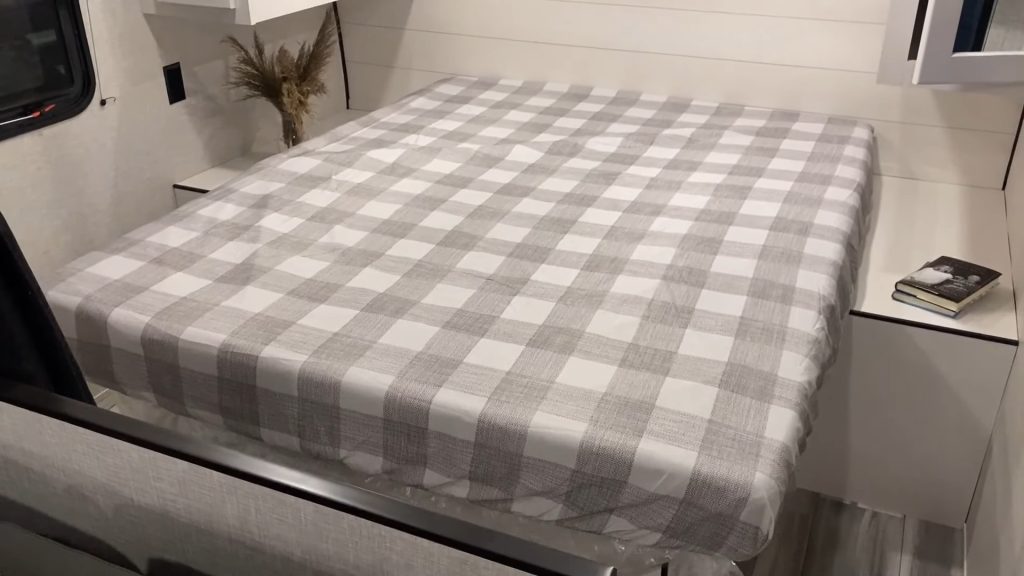 2024 Jay Flight SLX 260BH bedroom