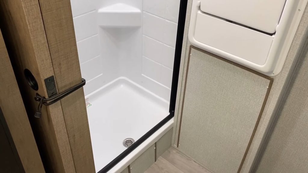 2024 Imagine 16BL bathroom